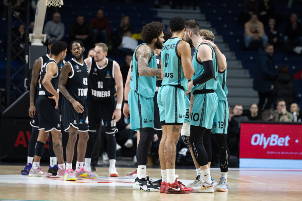 Beide Teams im Huddle in Vilnius