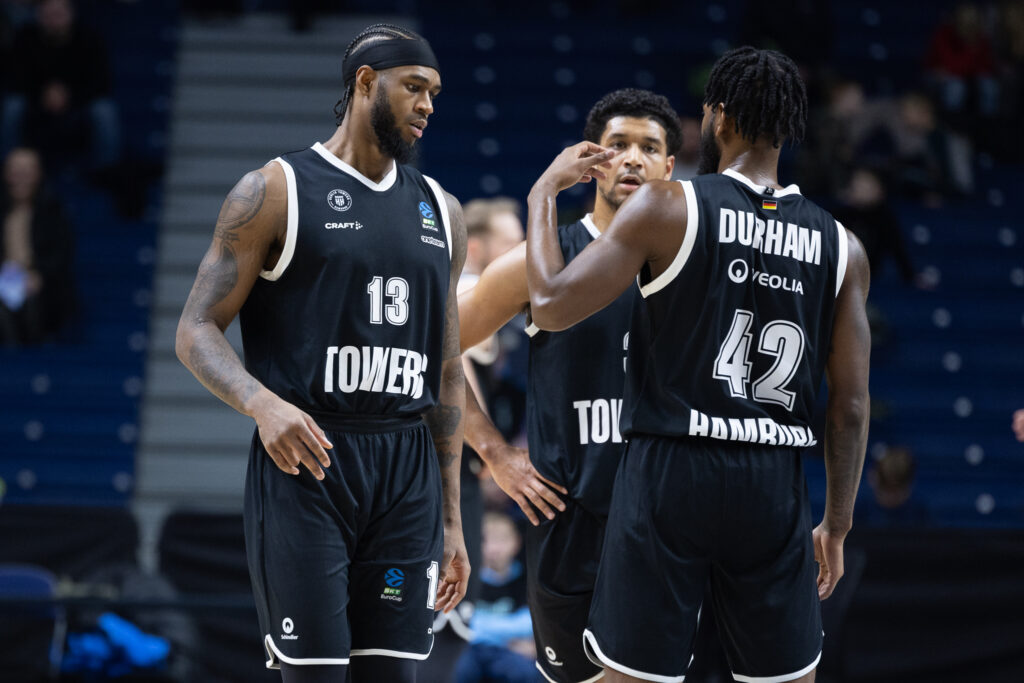 VJ King, Aljami Durham und Mark Hughes im Gespräch in Vilnius