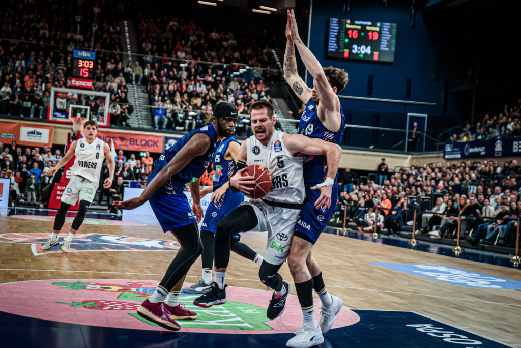 Nico Brauner mit Ball in Rostock