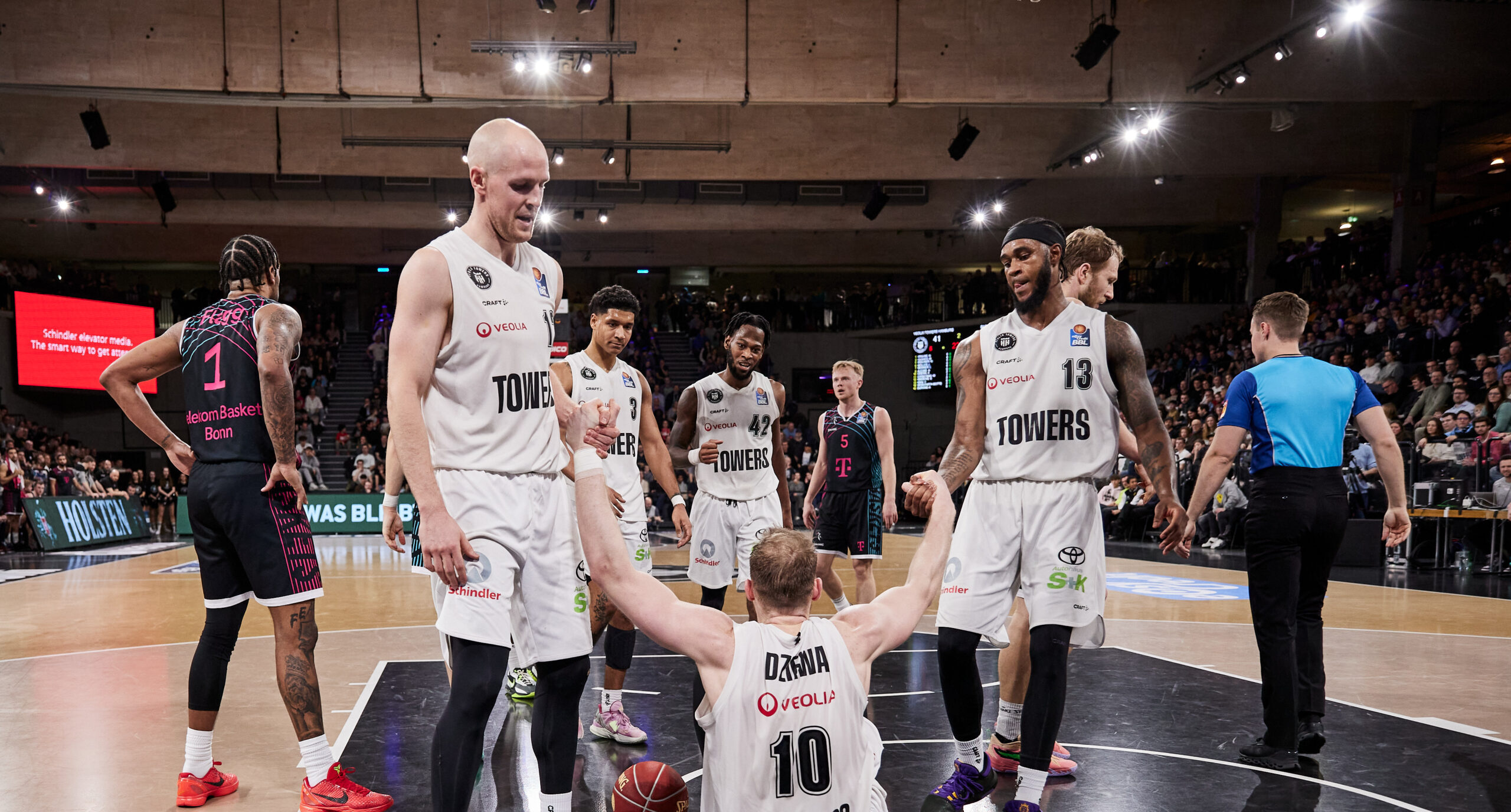Spieler helfen Aleksander Dziewa auf gegen Bonn