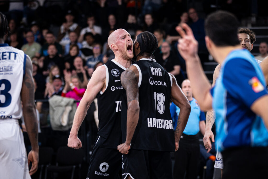 Jubel Seth Hinrichs und VJ King gegen Rostock