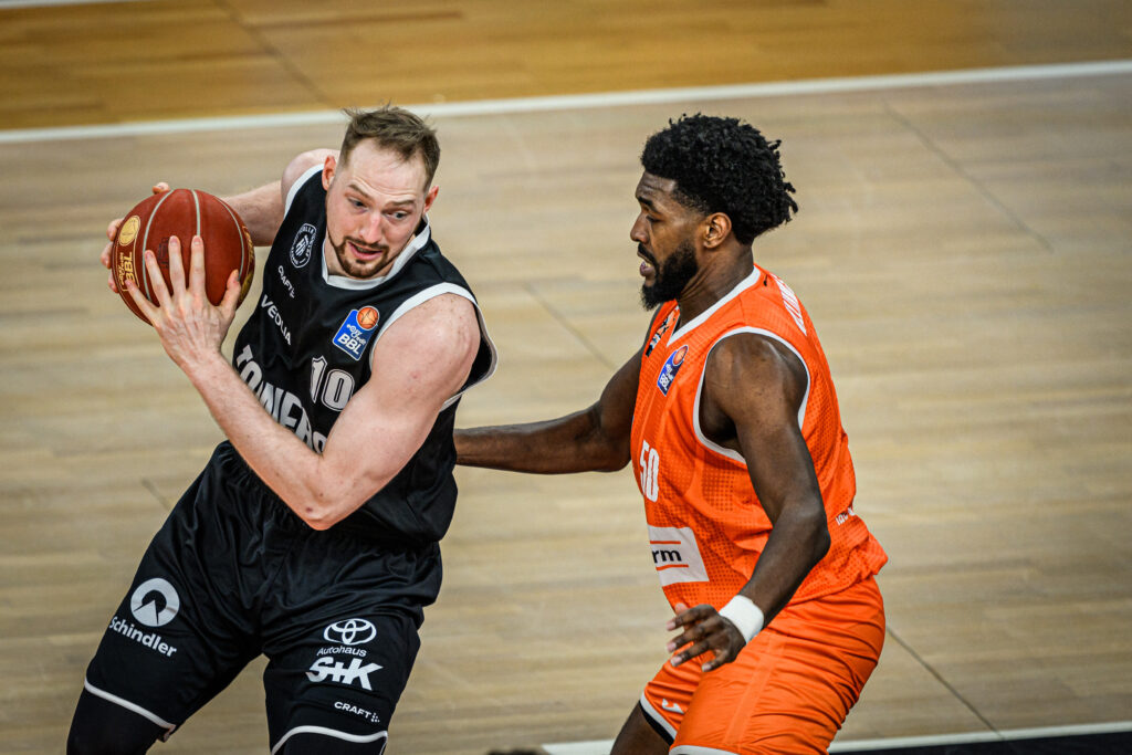 Aleksander Dziewa am Ball in Ulm