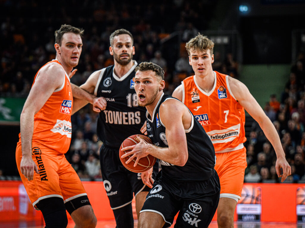 Brae Ivey Zug zum Korb in Ulm