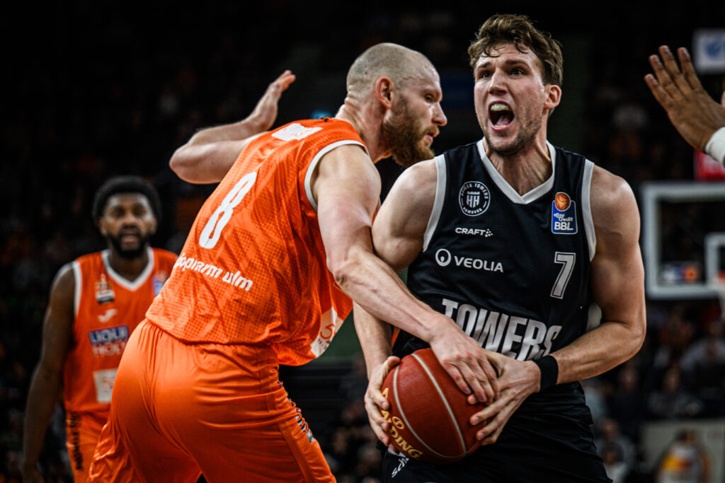Lukas Meisner Zug zum Korb in Ulm