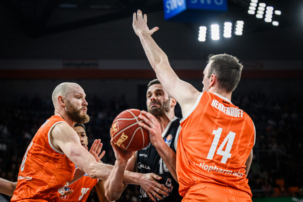 Jonas Wohlfarth-Bottermann in Bedrängnis in Ulm