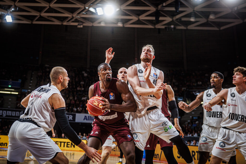 Serge Ibaka gegen 5 Spieler der Veolia Towers