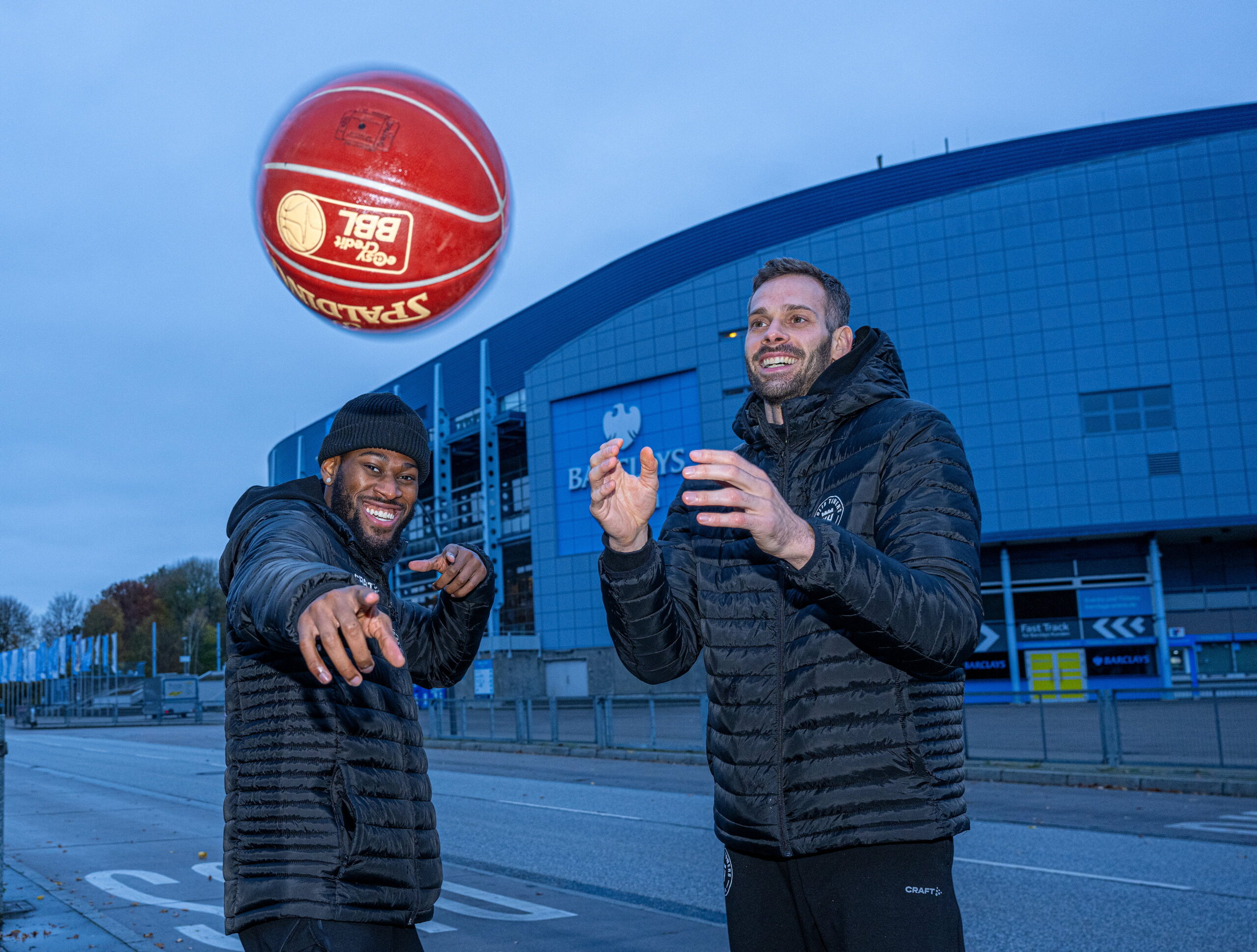 Aljami Durham und Jonas Wohlfarth-Bottermann vor Barclays Arena