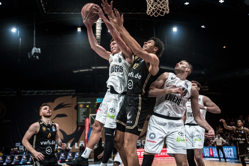 Brae Ivey beim Rebound in Braunschweig