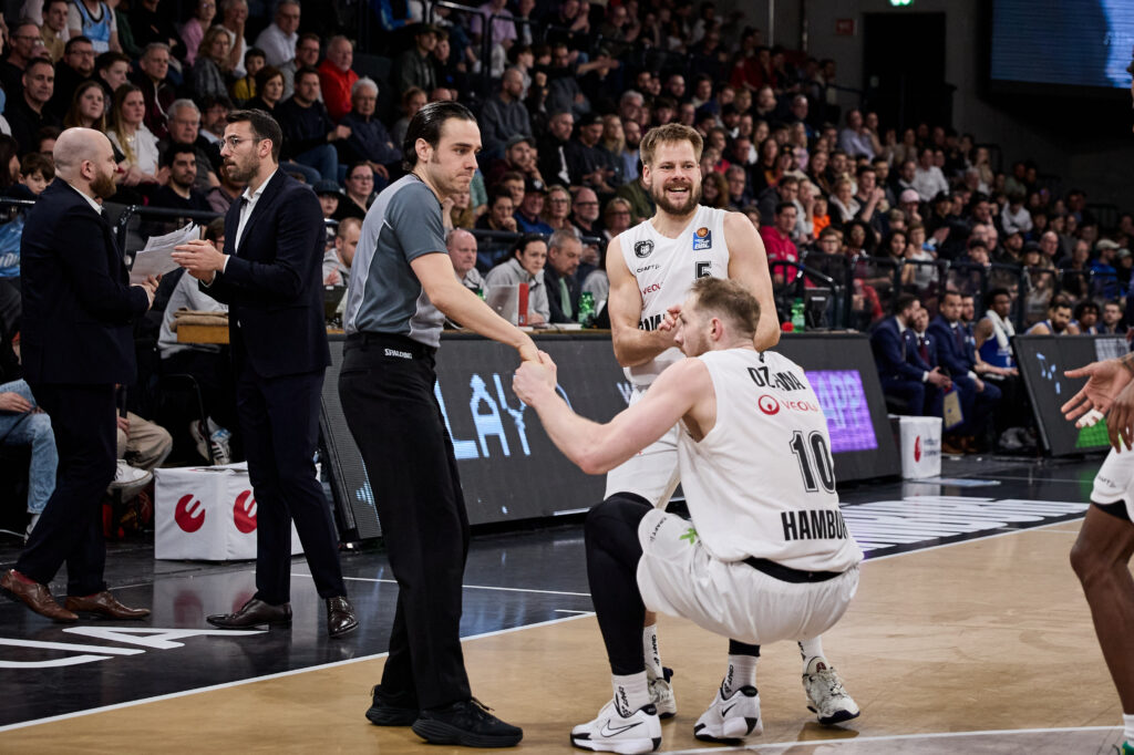 Schiedsrichter hilft Aleksander Dziewa auf