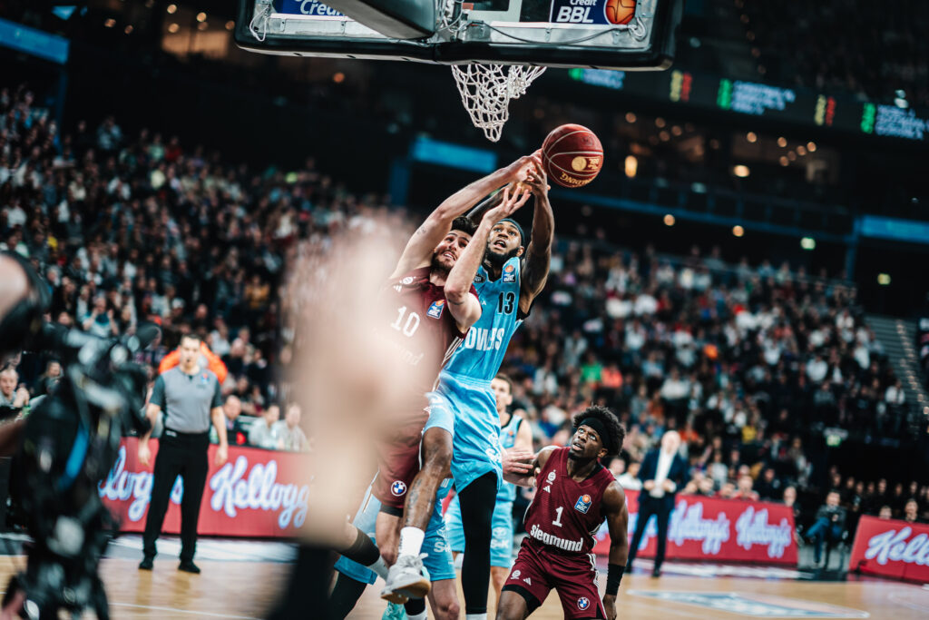 VJ King beim Kampf um den Ball
