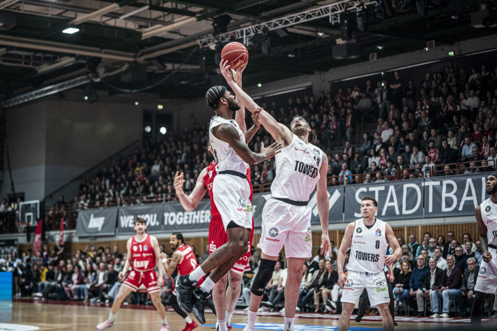 Kampf um den Rebound in Würzburg