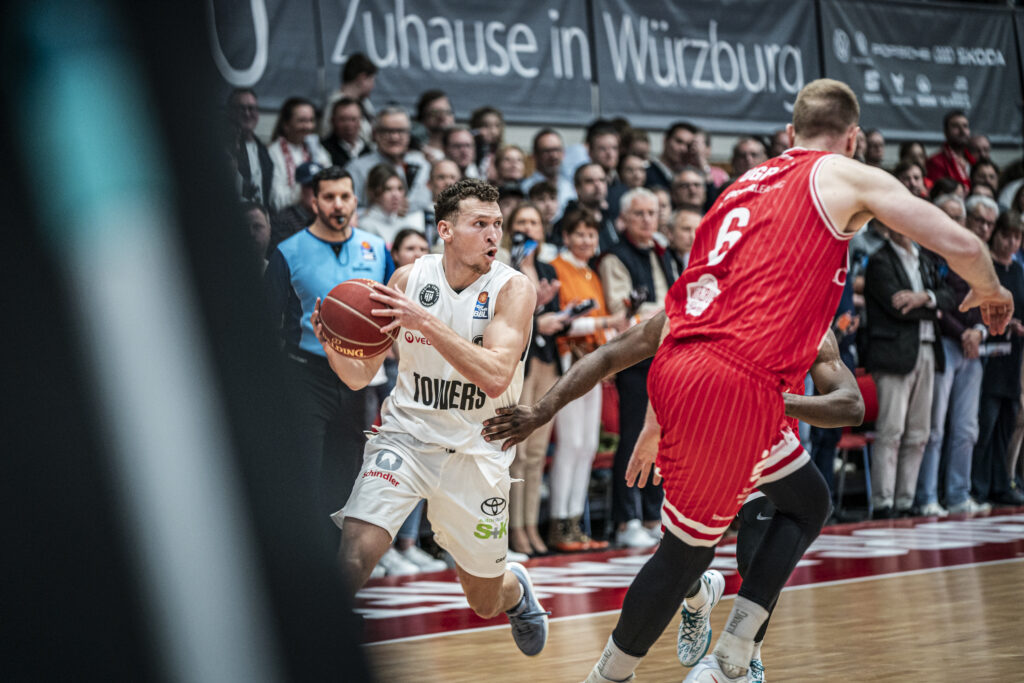 Brae Ivey am Ball in Würzburg