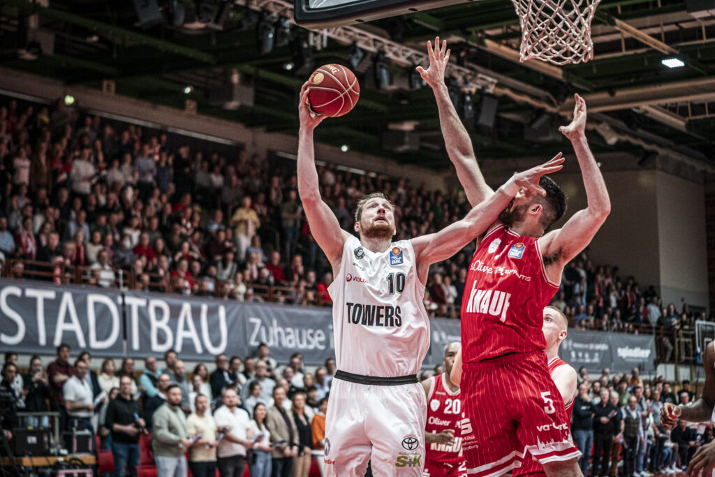Abschluss Aleksander Dziewa am Korb in Würzburg
