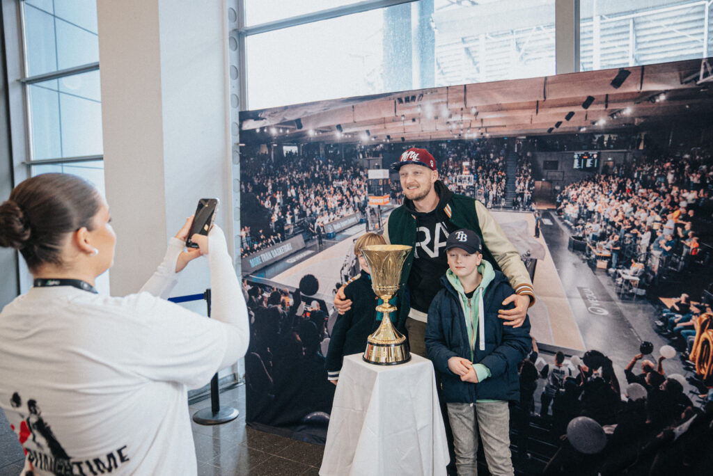 Fans mit dem WM-Pokal