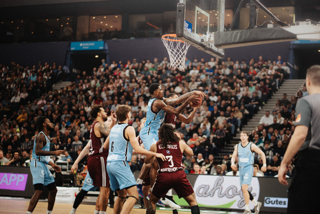 Will Christmas im Kampf um den Ball