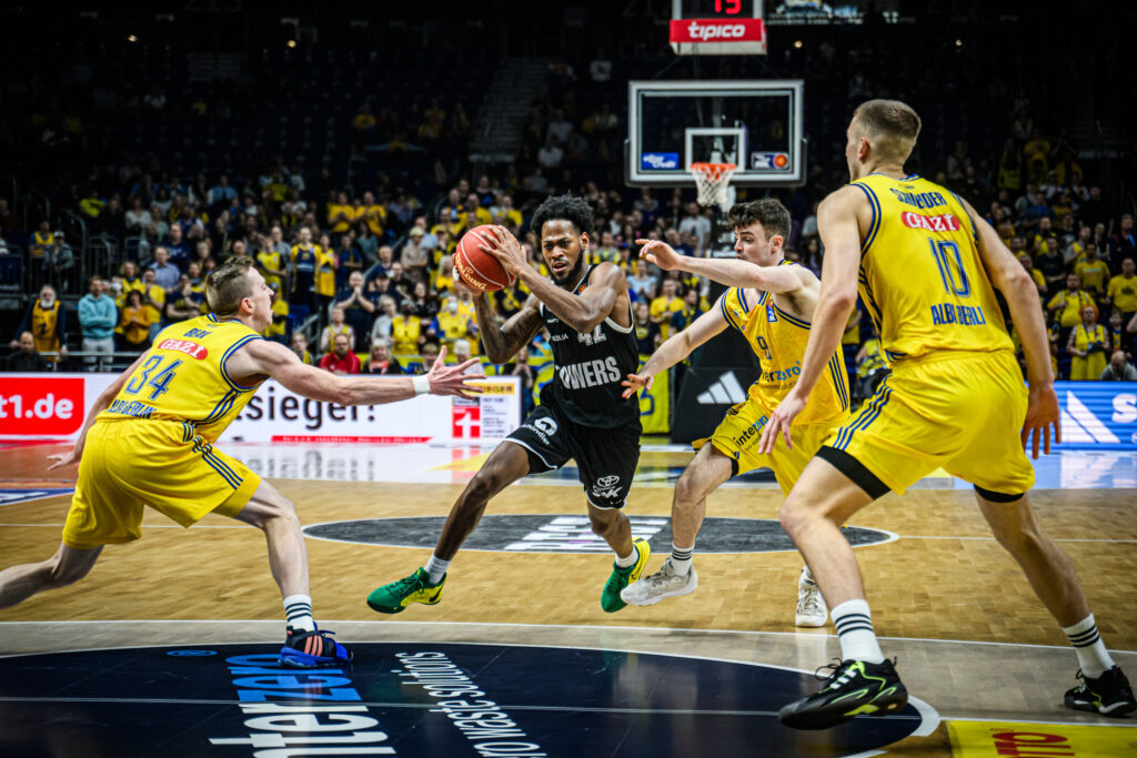 Aljami Durham Zug zum Korb in Berlin