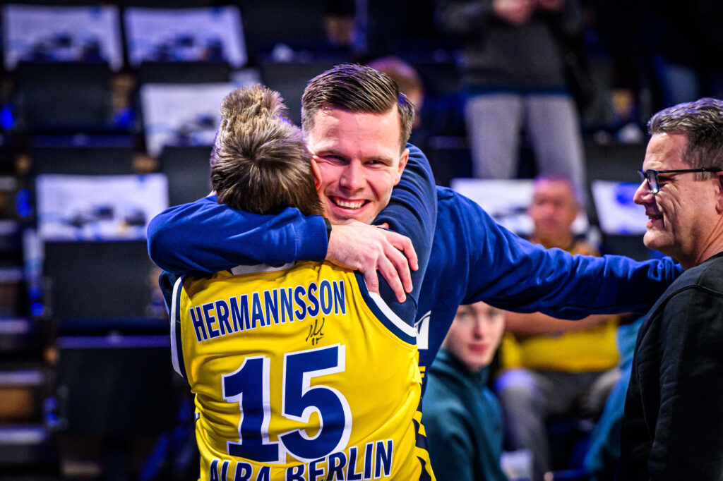Martin Hermannsson mit Fan