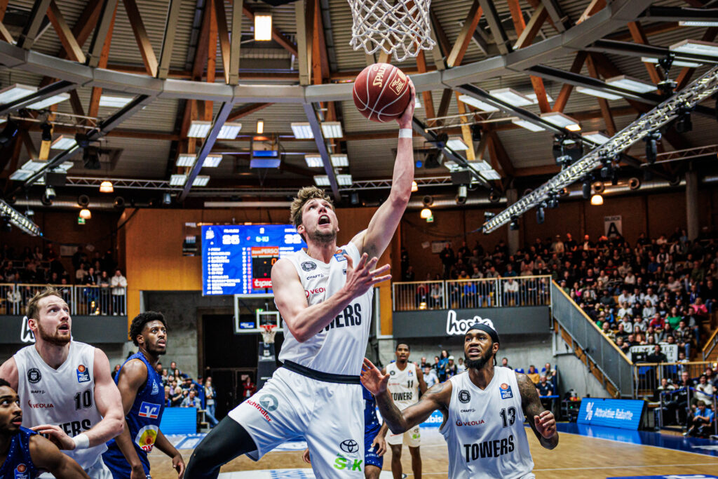 Lukas Meisner am Korb in Crailsheim