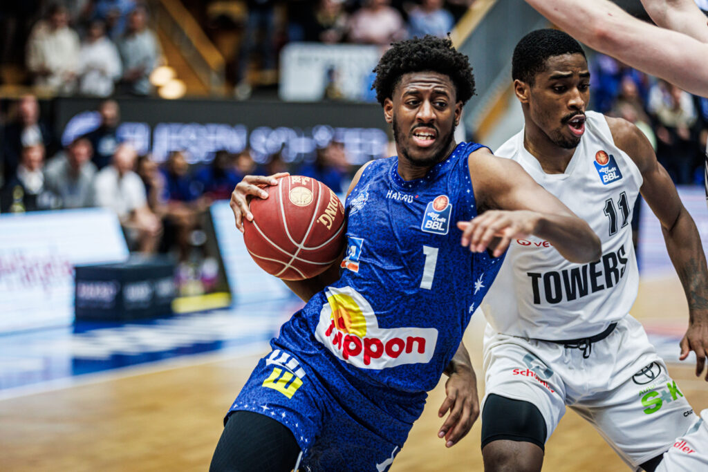 Crailsheims Keandre Cook mit Ball in Crailsheim