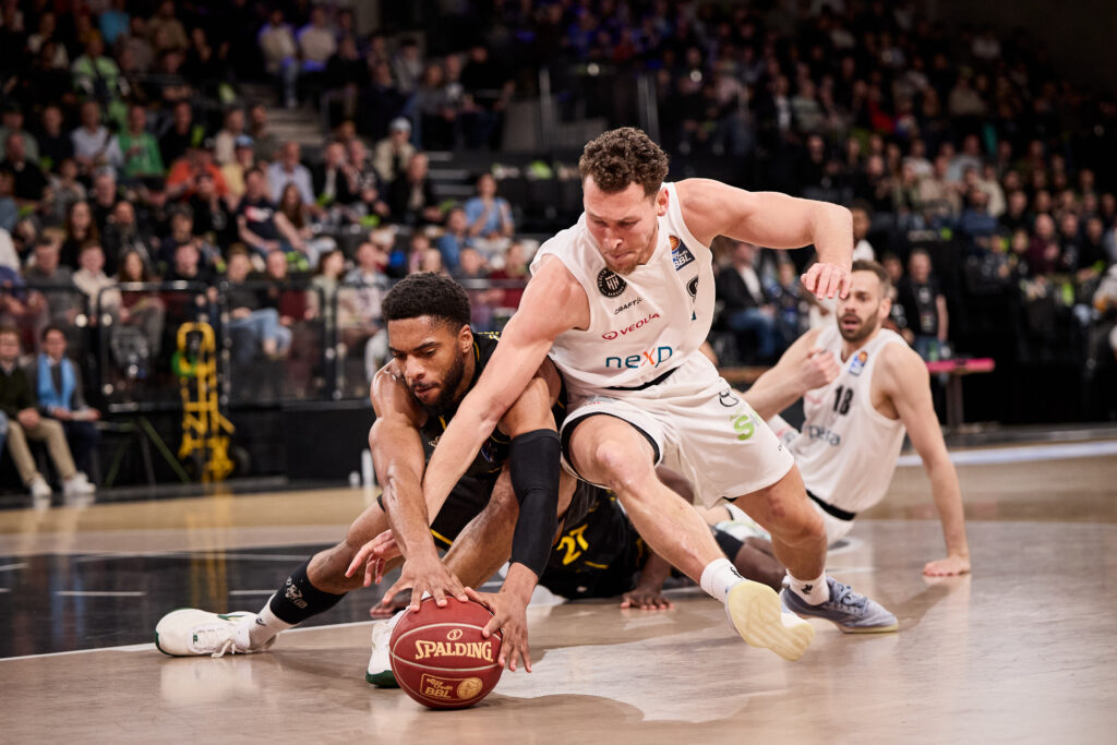 Kampf um den Ball gegen Ludwigsburg