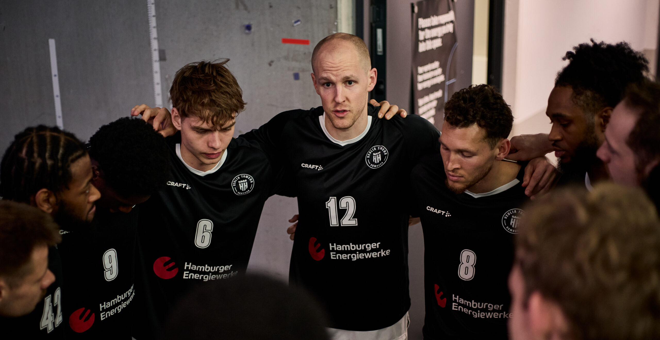 Huddle vor der Kabine Veolia Towers