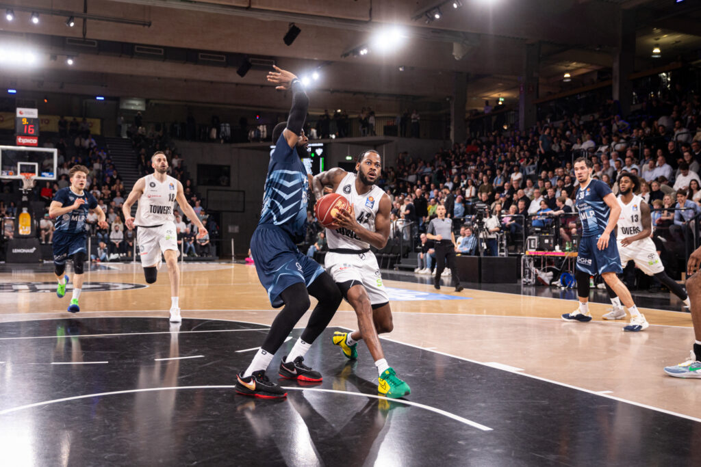 Aljami Durham Zug zum Korb gegen Heidelberg