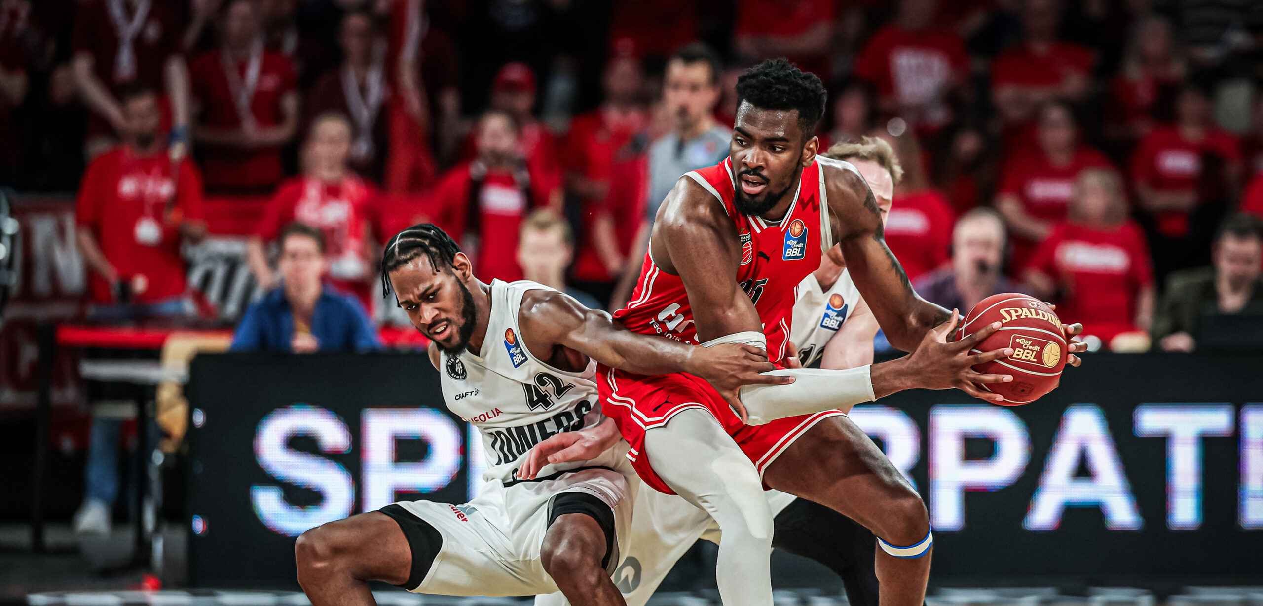 Aljami Durhma Kampf um den Ball in Bamberg