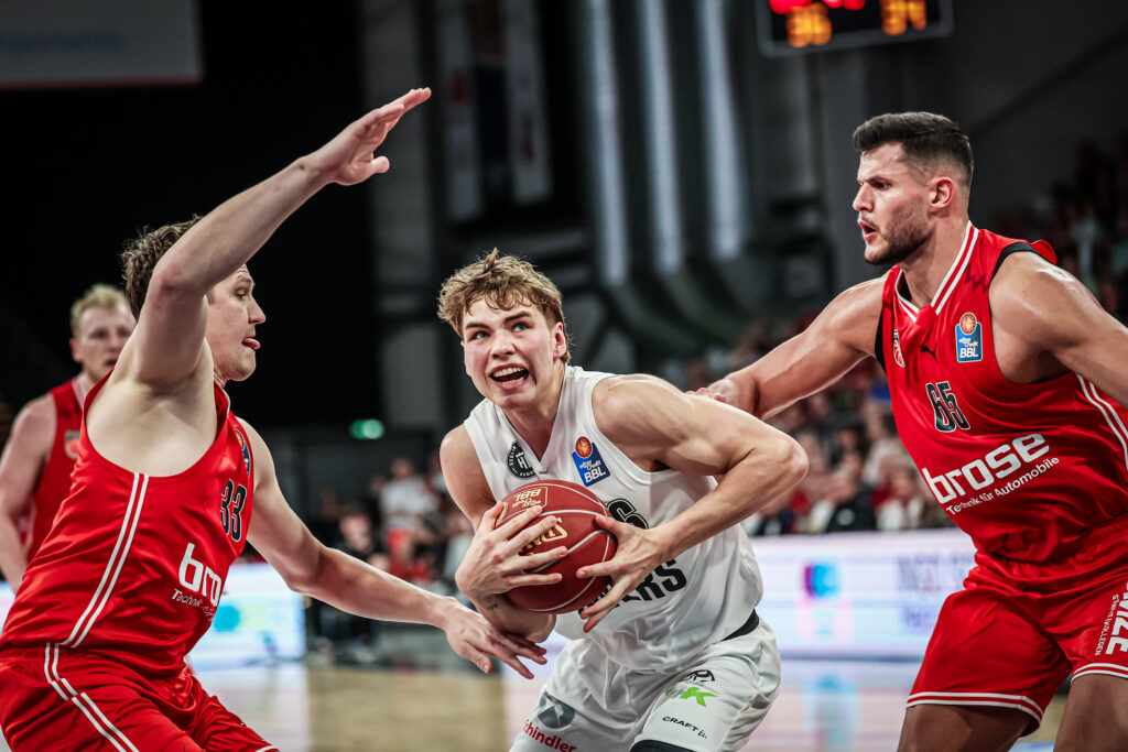 Leif Möler behauptet den Ball in Bamberg