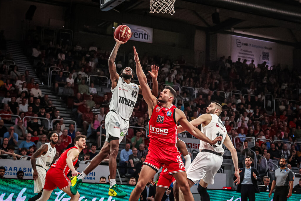 Aljami Durham Zug zum Korb in Bamberg