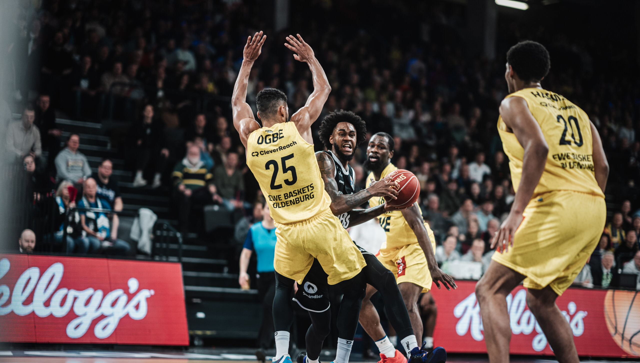 VJ King mit Ball gegen Oldenburg