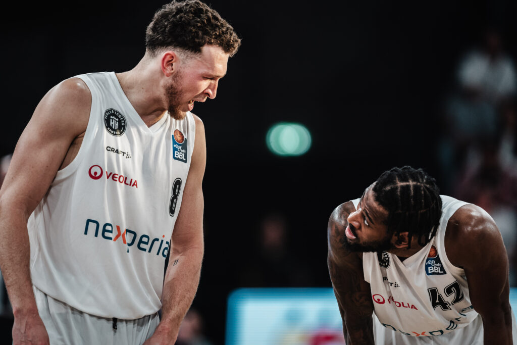 Brae Ivey im Gespräch mit Aljami Durham gegen Crailsheim