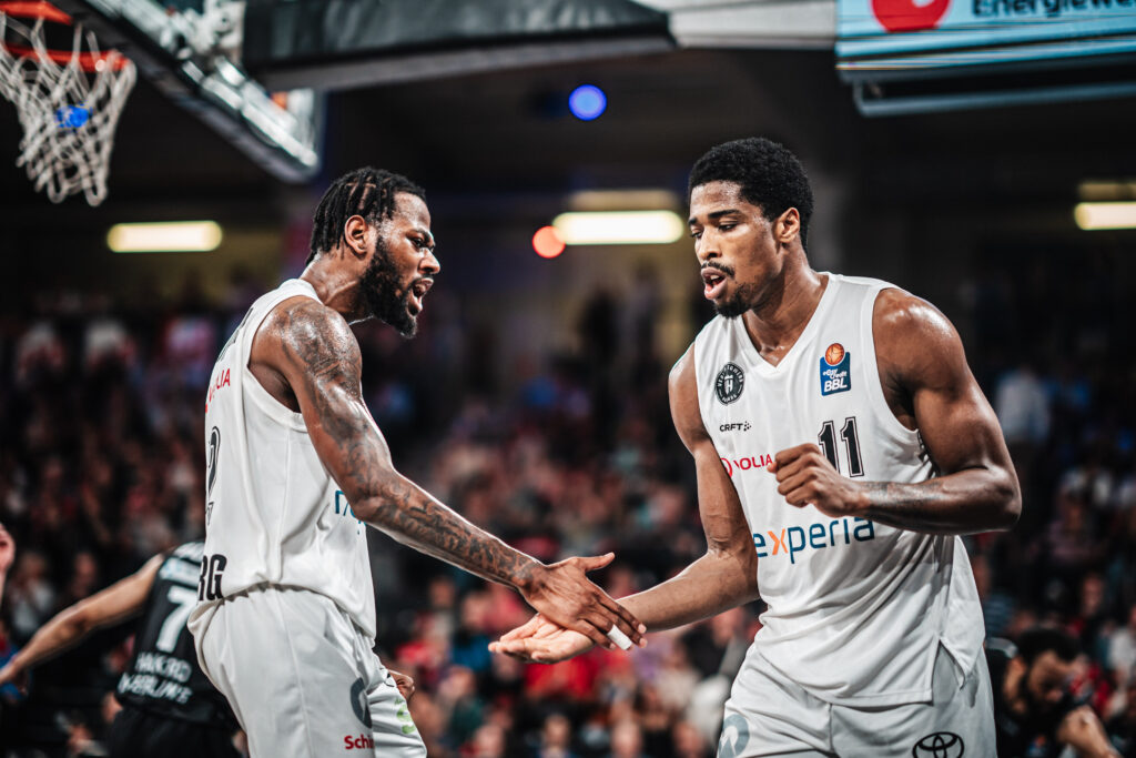 Aljami Durham und Will Christmas gegen Crailsheim