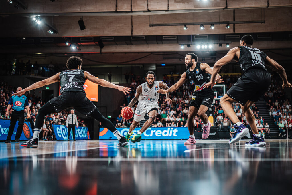 Aljami Durham am Ball gegen Crailsheim