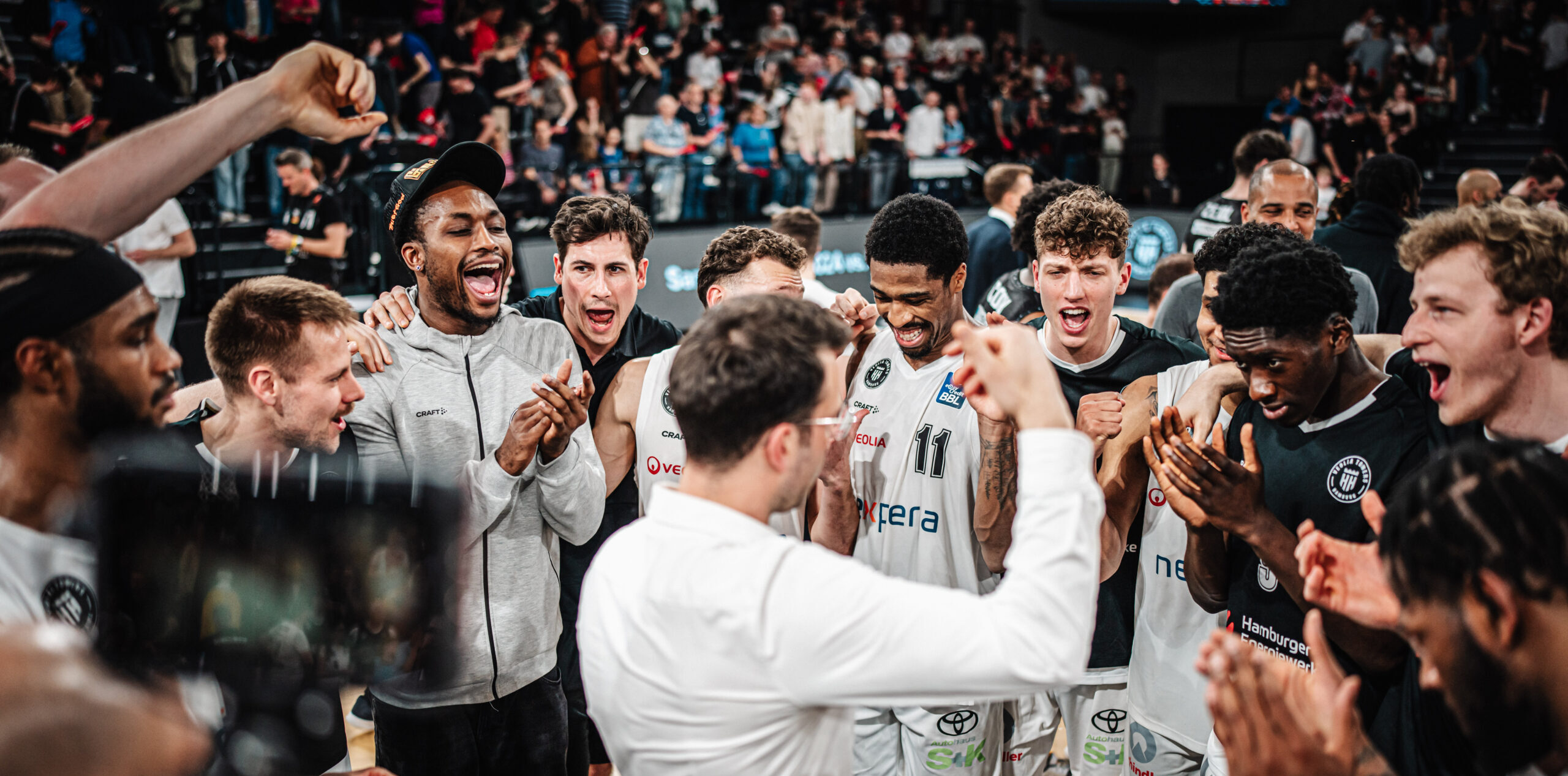 Huddle im Mittelkreis nach Sieg gegen Crailsheim
