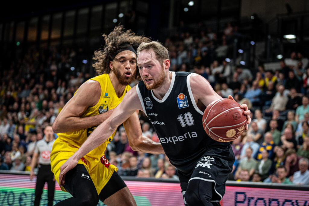Aleksander Dziewa am Ball in Oldenburg
