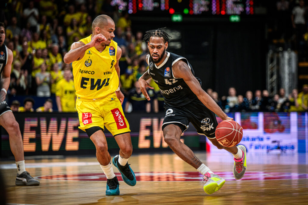 Aljami Durham dribbelt gegen Oldenburgs Crandall