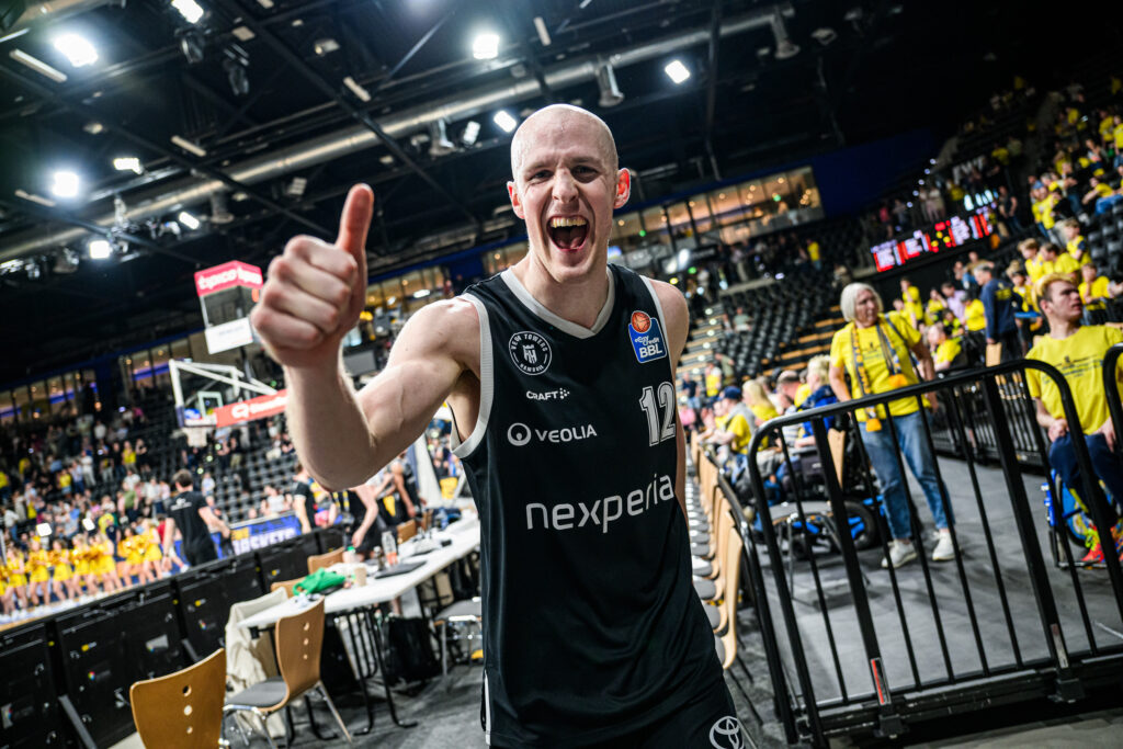 Seth Hinrichs jubelt in die Kamera