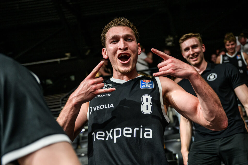 Brae Ivey jubelt in die Kamera