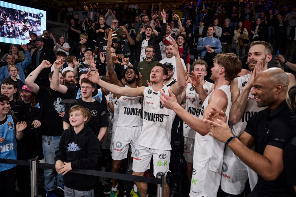 Das Team der Veolia Towers feiert im Fanblock