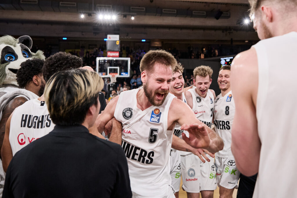 Nico Brauner feiert nach Sieg gegen den MBC mit seinen Teamkollegen