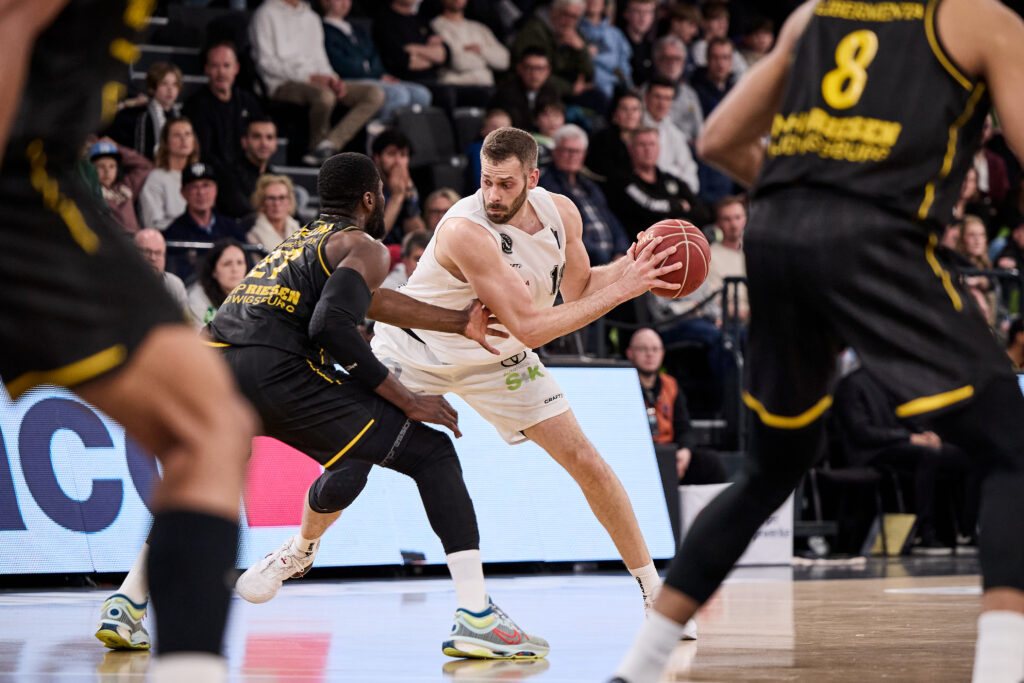 Jonas Wohlfarth-Bottermann im Duell mit Eddy Edigin