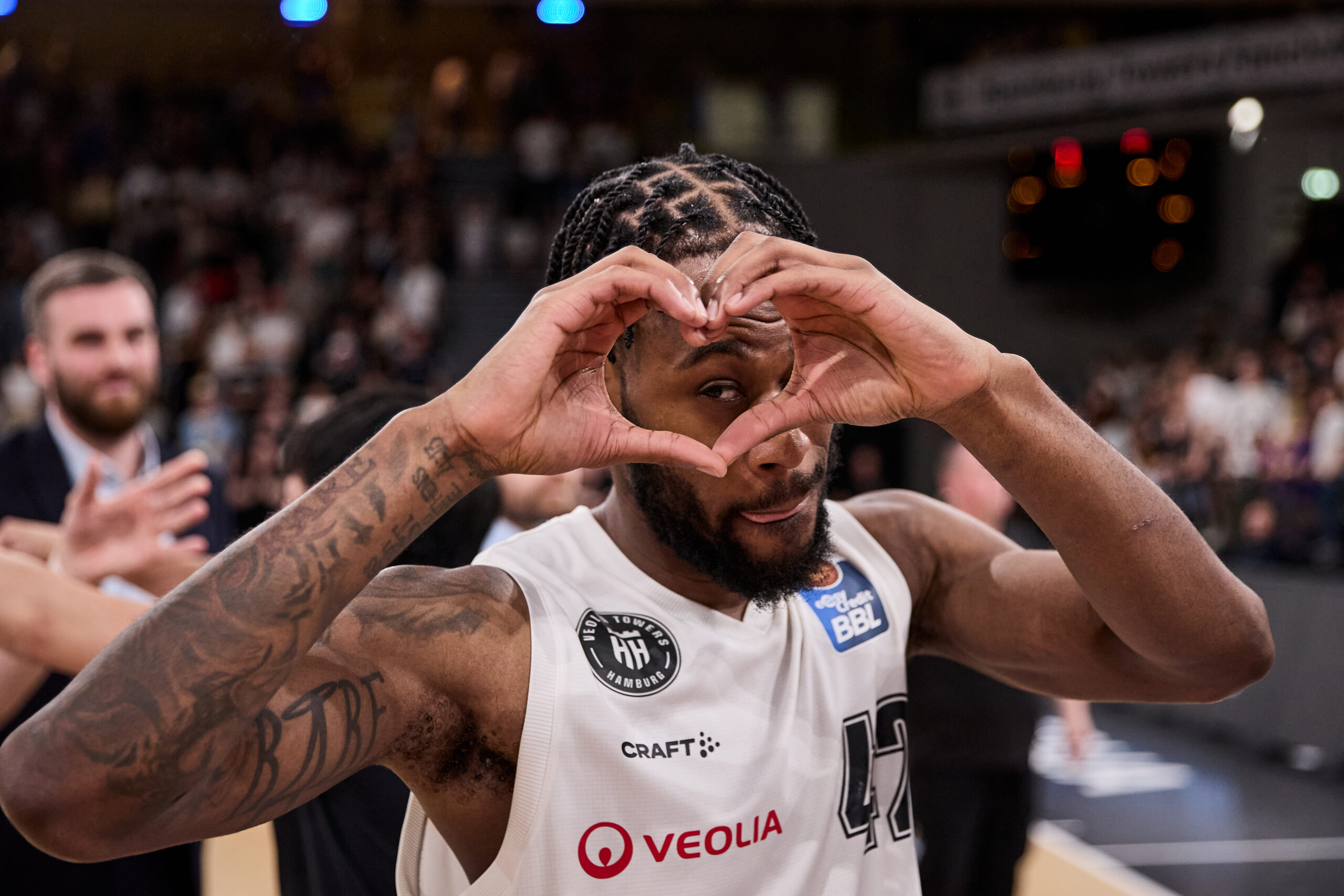 Aljami Durham macht Herz-Symbol