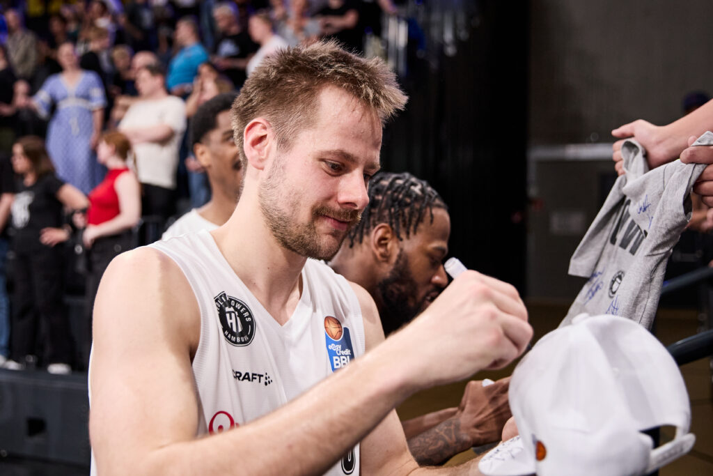 Nico Brauner unterschreibt Fanutensil