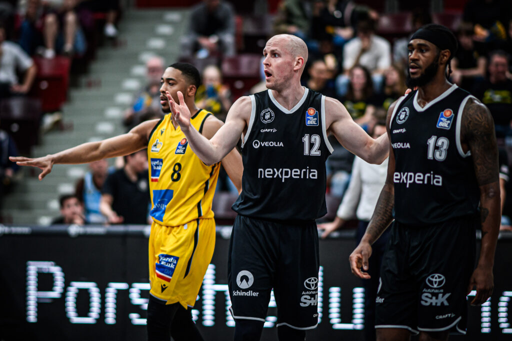 Seth Hinrichs mit Reaktion nach Foulpfiff