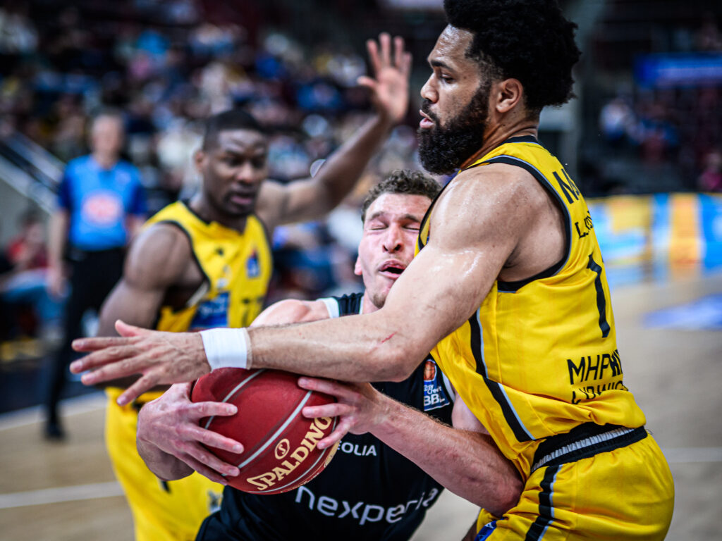 Brae Ivey hart attackiert von Ludwigsburger Gegenspieler