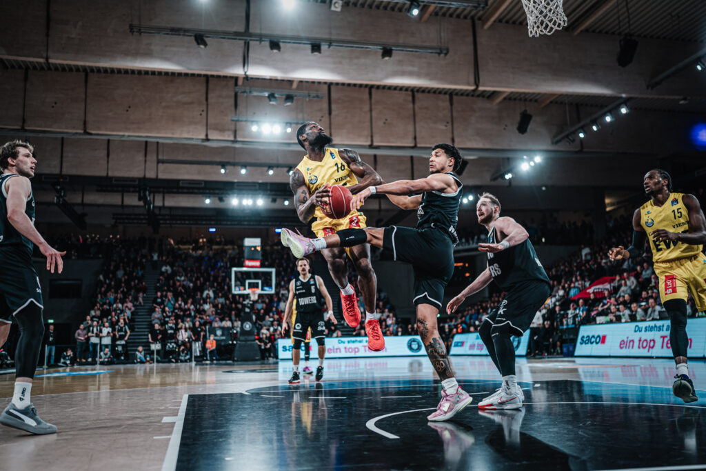 Oldenburger Chaundee Brown und Hamburgs Mark Hughes kämpfen um den Ball