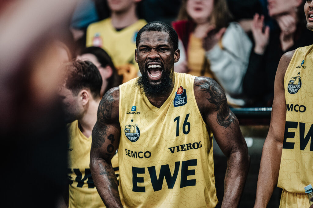 Oldenburgs Chaundee Brown feuert seine Mitspieler an