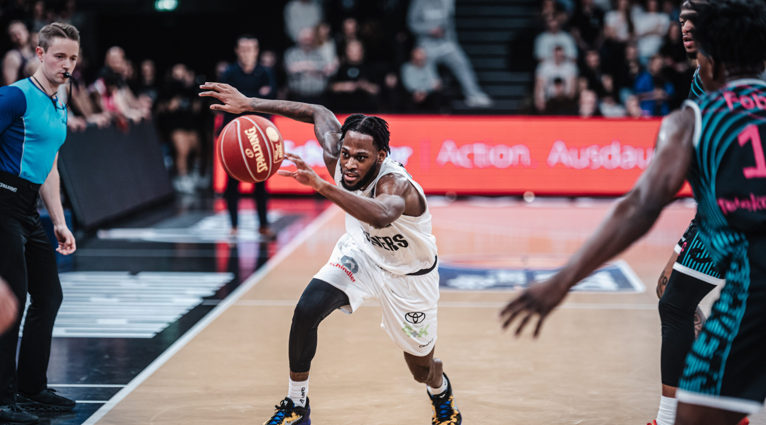 Aljami Durham hechtet einem Ball hinterher