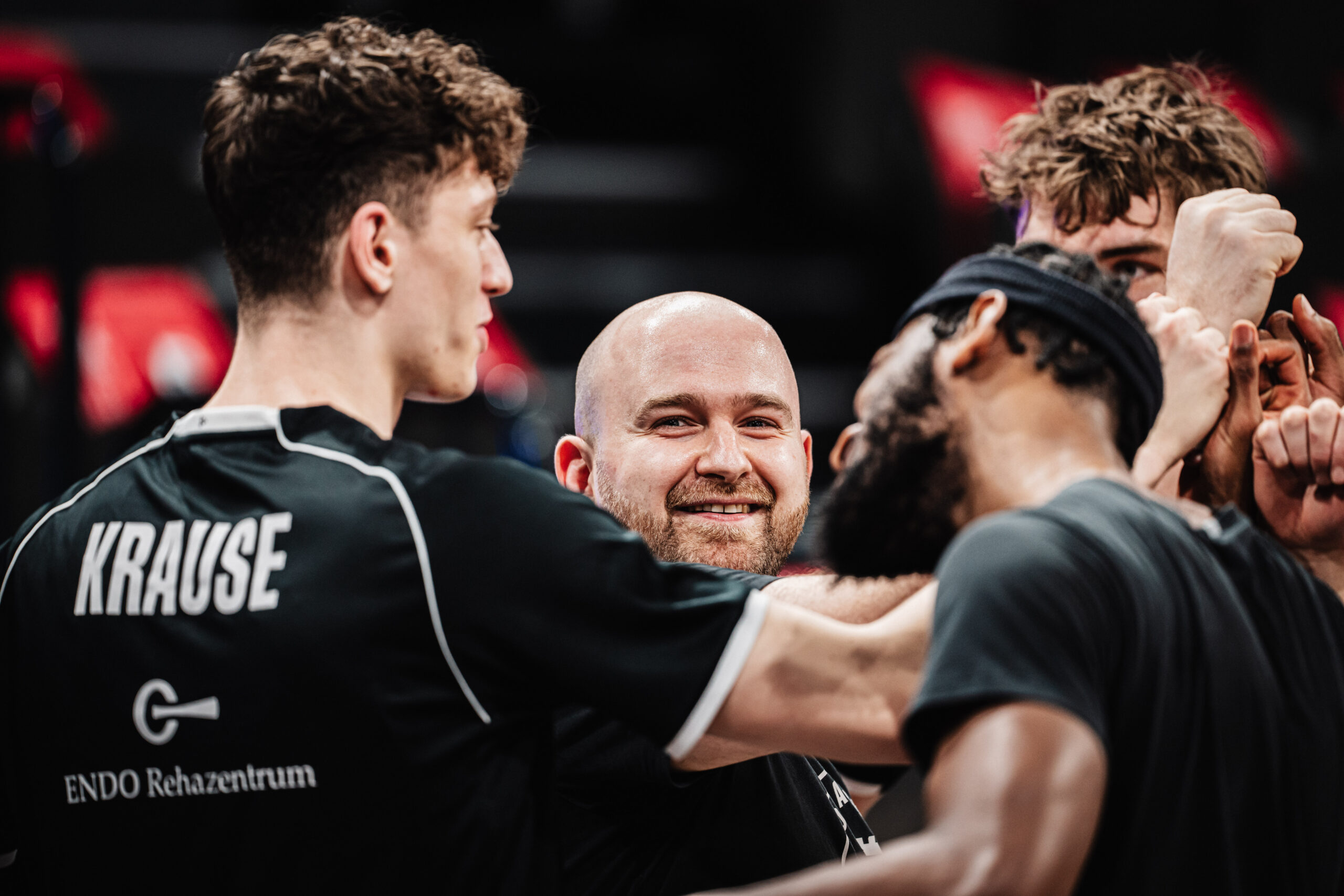 Stefan Grassegger lächeln im Spieler-Huddle