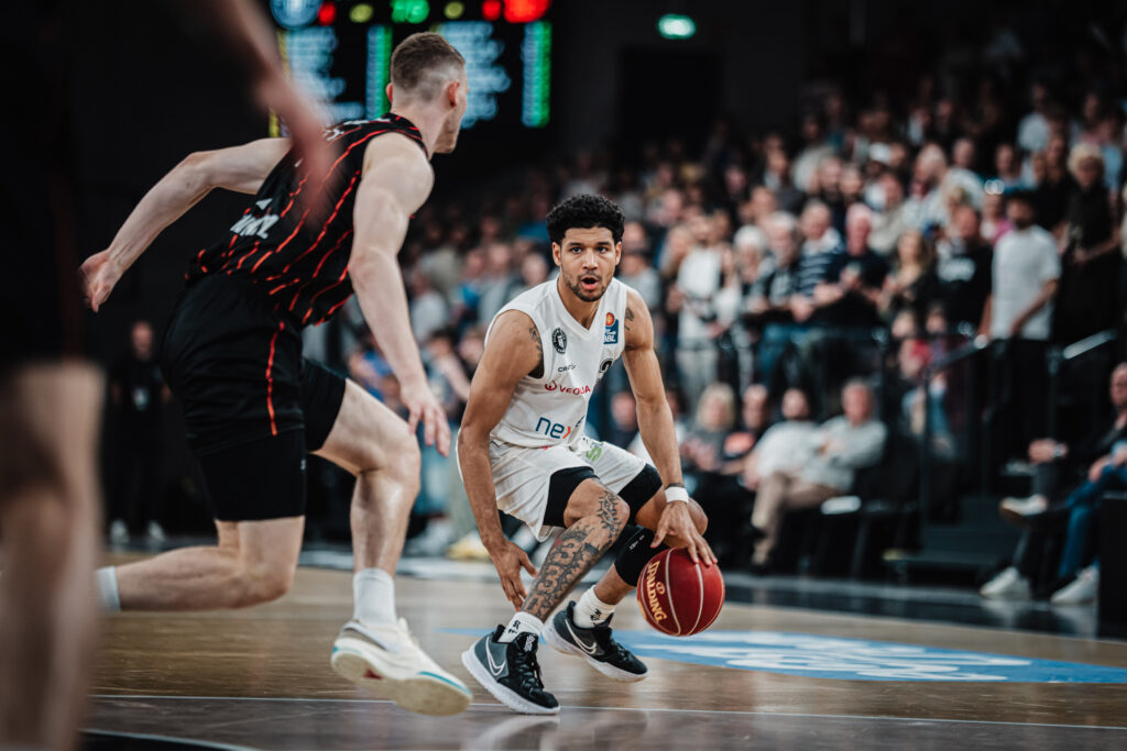 Mark Hughes mit Ball gegen Chemnitz